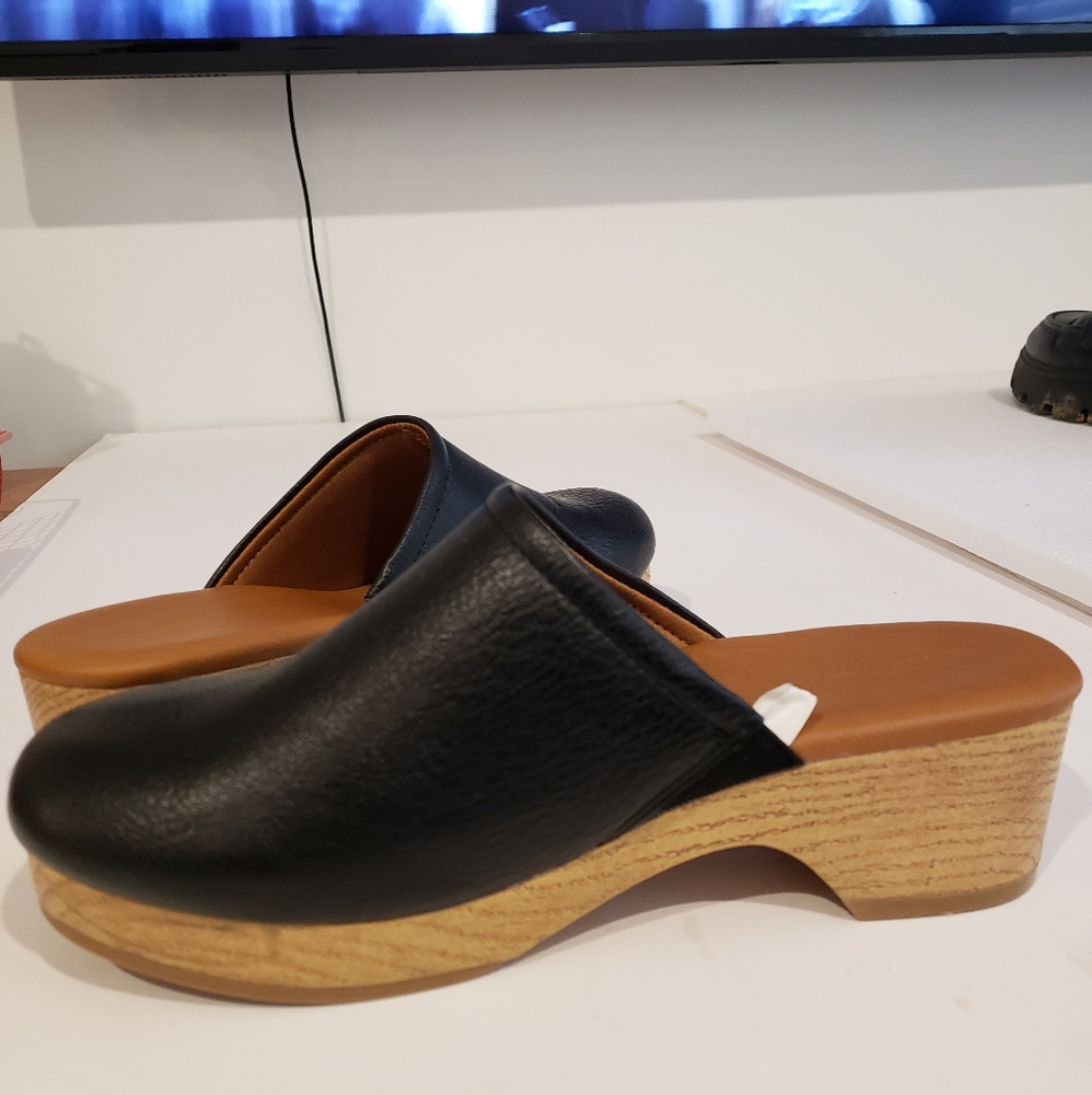 Universal Thread Black Leather Slip-On Loafers